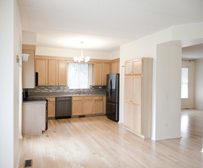 Building Photo - 501 Saddlebrook Ln