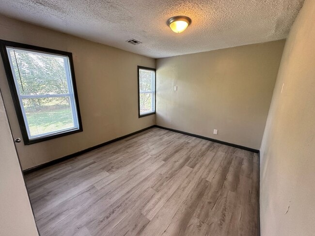 Building Photo - 2 Bed 1 Bath Moore