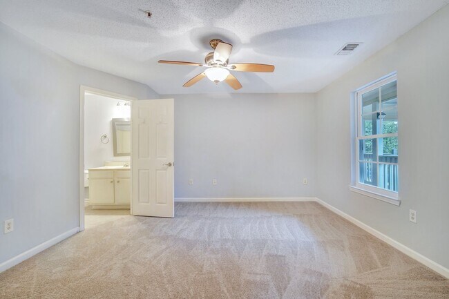 Building Photo - Stylish Condo On Hilton Head Island – Available Now!