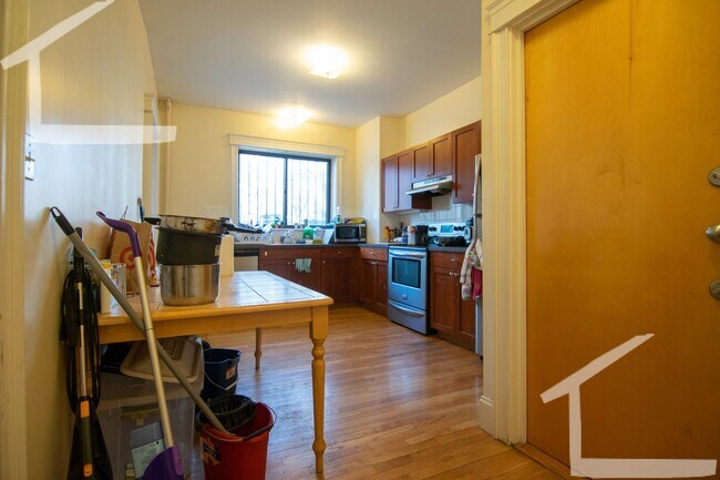 Building Photo - 27 Glenville Ave