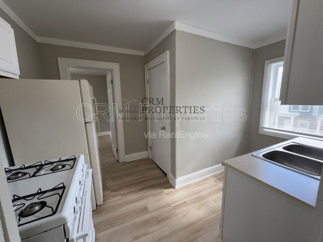 Building Photo - 301 N Temple Ave