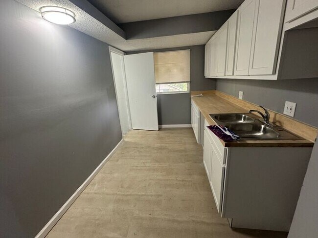 Building Photo - Freshly renovated 4bed/1bath
