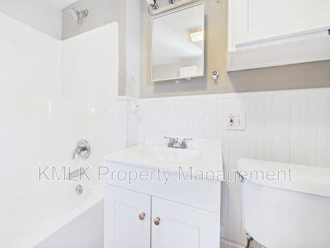 Building Photo - 701 Kling St