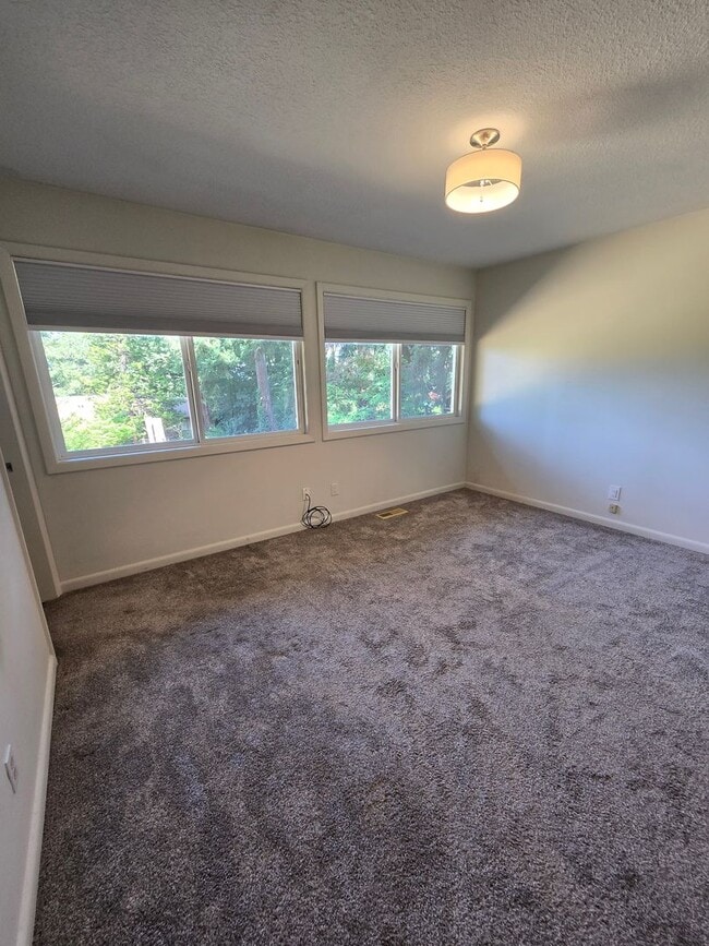 Building Photo - Popular West Linn! Tons of Space and great...