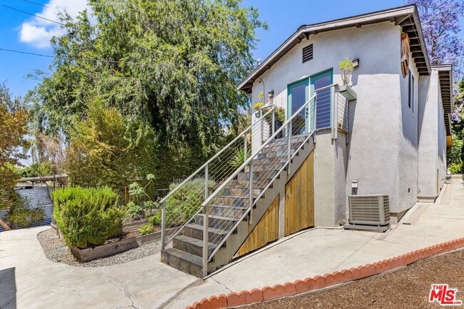 Building Photo - 2320 Belleglade Ave