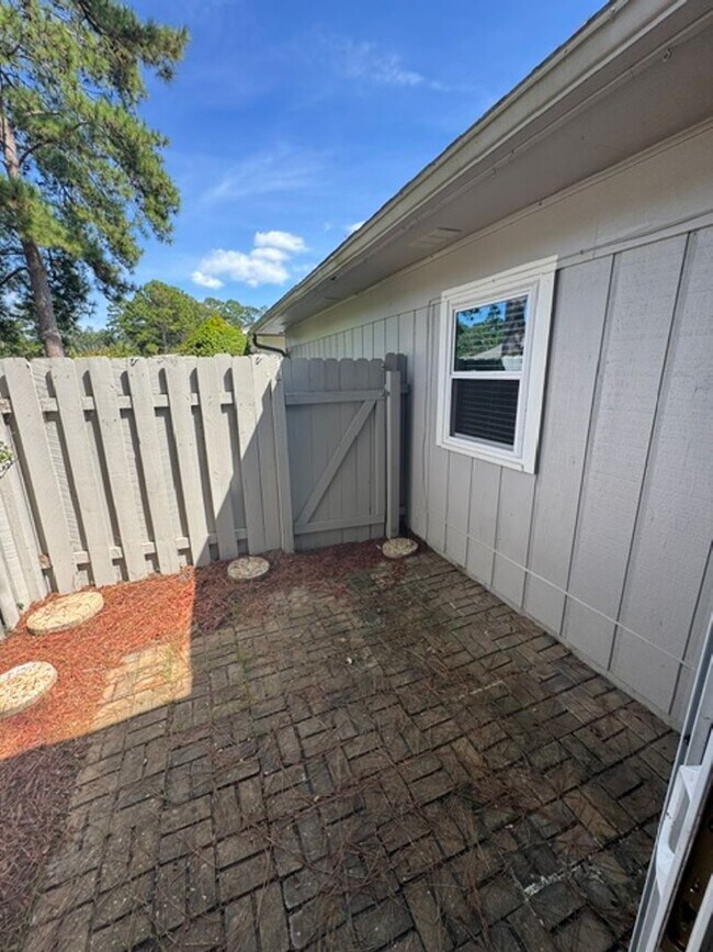 Building Photo - 180 SE Villas Ct