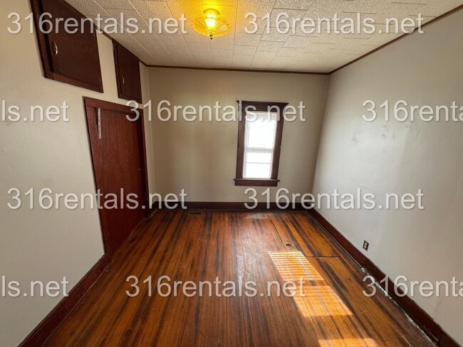 Building Photo - $999 - 3 bed 1 bath - Single Family Home