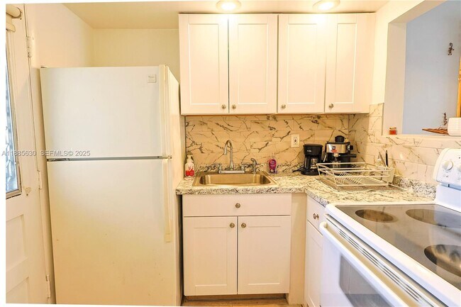 Building Photo - 2999 Point E Dr