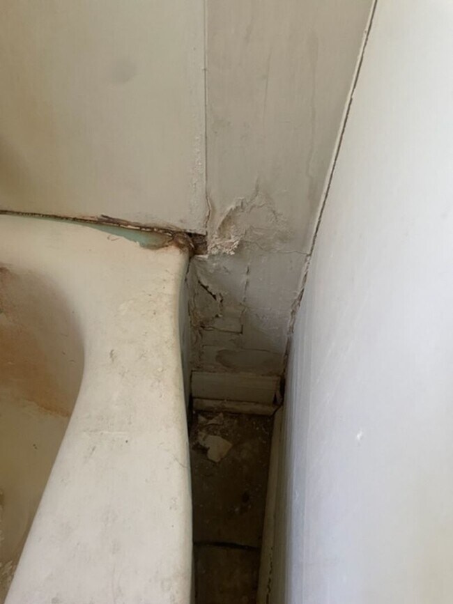 Building Photo - Three Bedroom One bathroom home for Rent