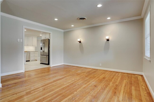 Building Photo - 9829 Larston St