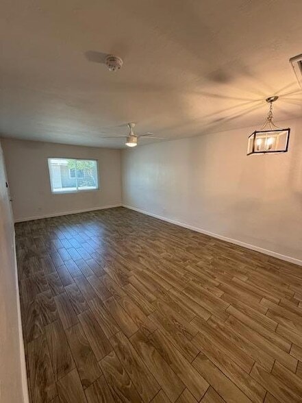 Building Photo - 2537 E Clarendon Ave