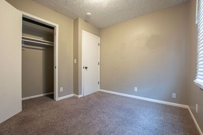 Building Photo - Split Entry 3 Bedroom / 1.5 Bath Home
