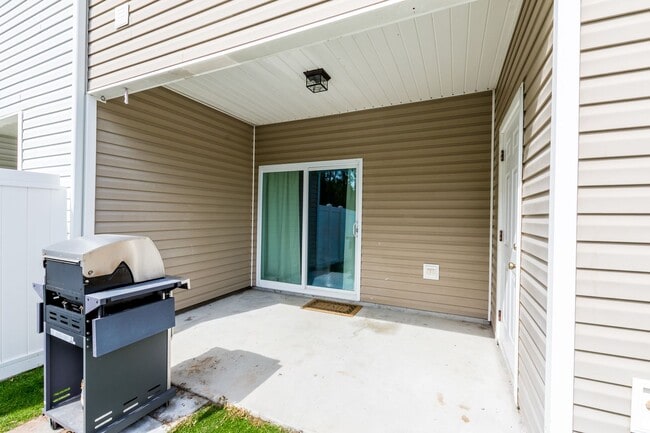 Building Photo - Ready to live close to the beach?