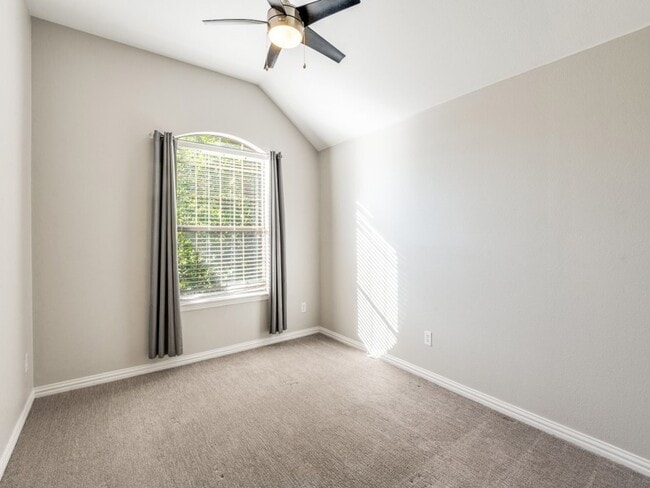 Building Photo - 3250 Woodbine Tr