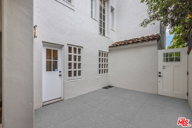 Building Photo - 8499 Fountain Ave