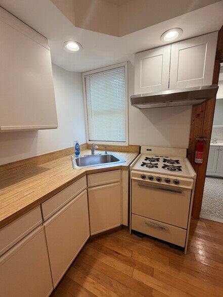 Building Photo - 44 W 7th St