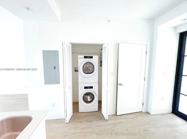 Building Photo - 4100 Davie Rd