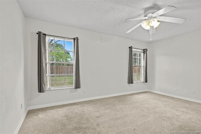 Building Photo - 517 SW College Park Rd