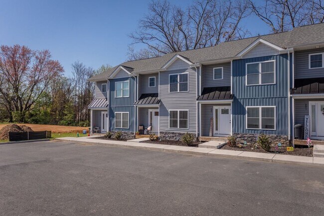 Building Photo - 135 Swallow Dr