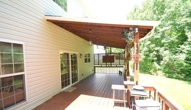 Building Photo - 1913 Thorn Crest Dr