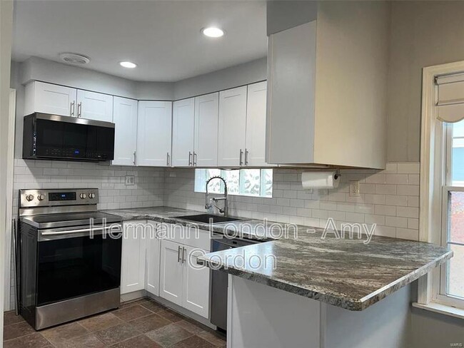 Building Photo - 8113 Parkwood Dr