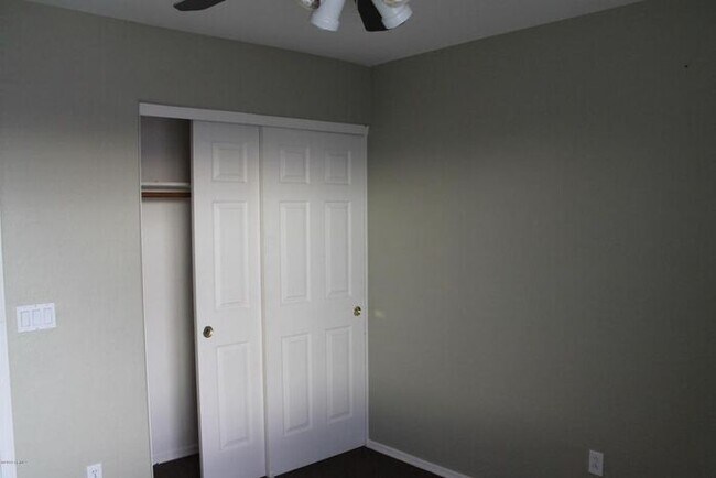 Building Photo - Beautiful 3 Bedroom, 2.5 Bath Home w/Open Floor Plan and Loft! Large Backyard with Fire Pit! Wash...