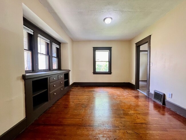 Building Photo - 3 Bedroom House