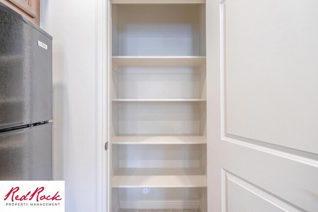 Building Photo - Cozy Townhome with Community Pool