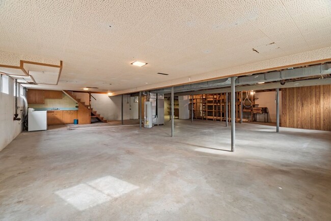 Building Photo - House Close To Campus!