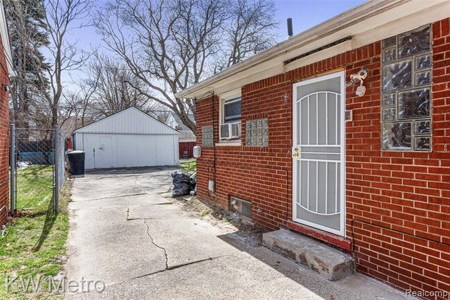 Building Photo - 8272 Outer Dr E