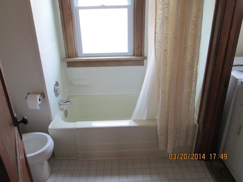 Bath - 1104 Elizabeth St