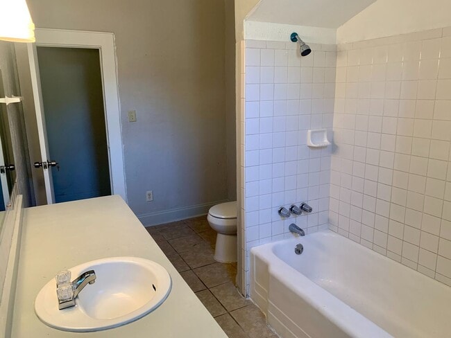 Building Photo - SPACIOUS 3 BEDROOM 1.5 BATHROOM APARTMENT ...