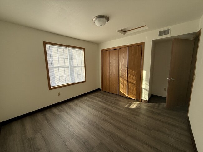 Building Photo - 2210 Valley Rd