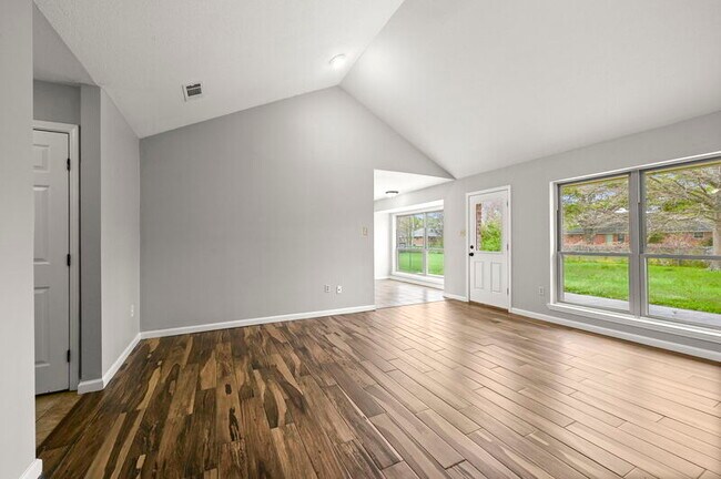 Building Photo - 9852 Hawthorne Dr