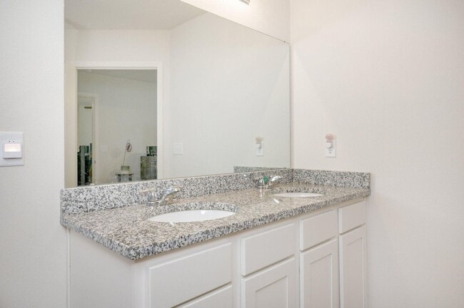 Building Photo - Charming 4-Bed Home in Quiet DeFuniak Spri...