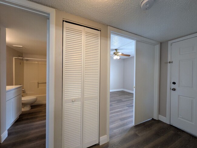 Building Photo - First Floor Condo at Pine Shadows Condomin...