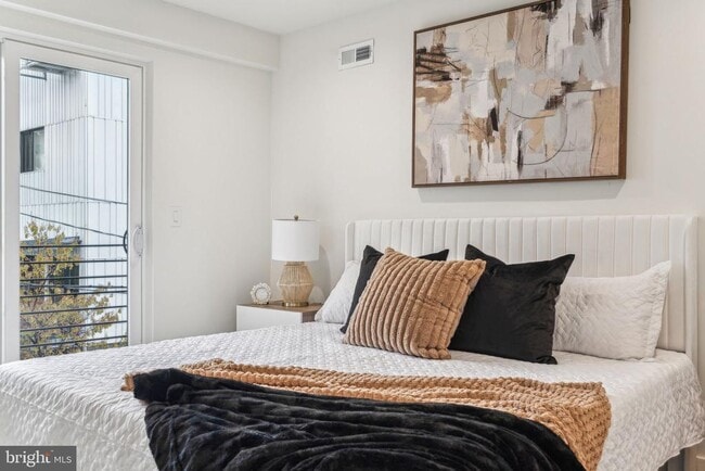 Building Photo - 1106 N Bodine St