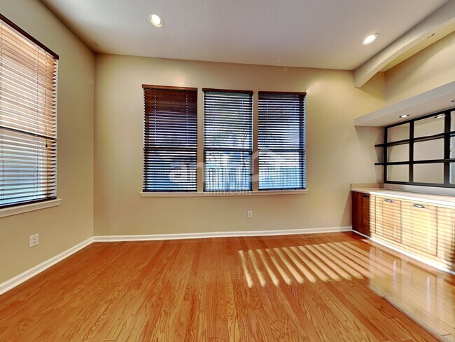 Building Photo - 821 Templeton Ln