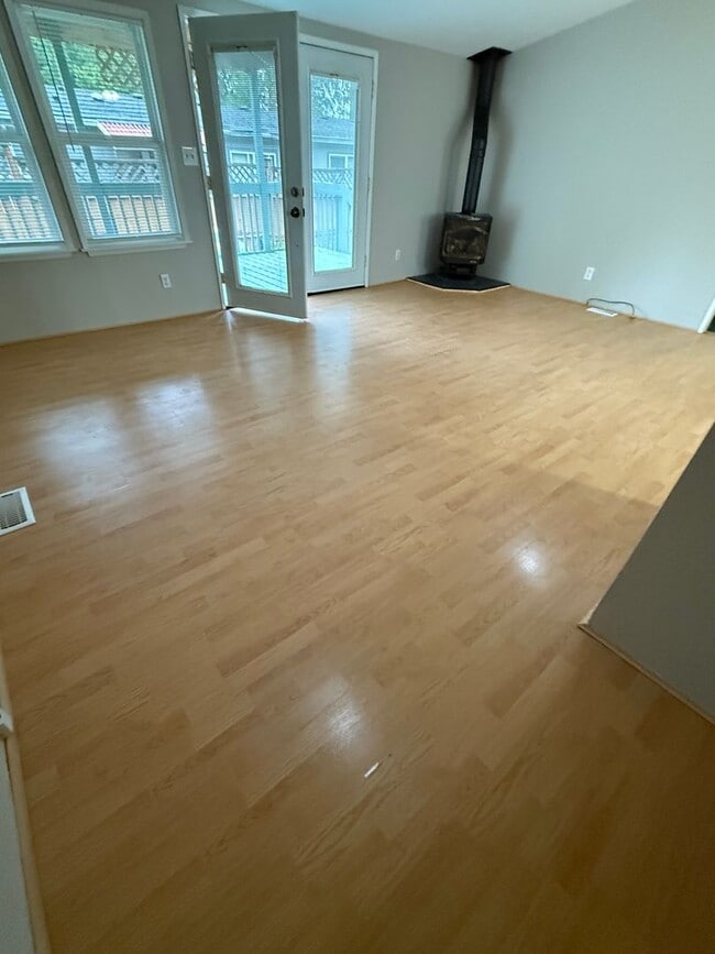 Building Photo - Beautifully Updated 3-Bed, 2-Bath Home wit...