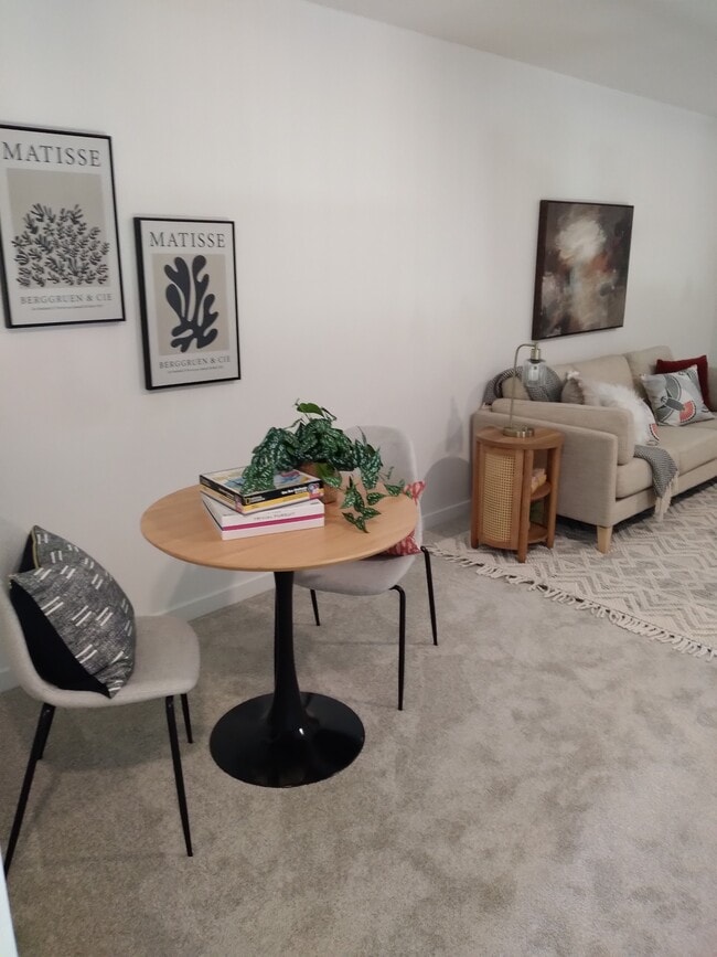 Building Photo - 2703 Pond Dr