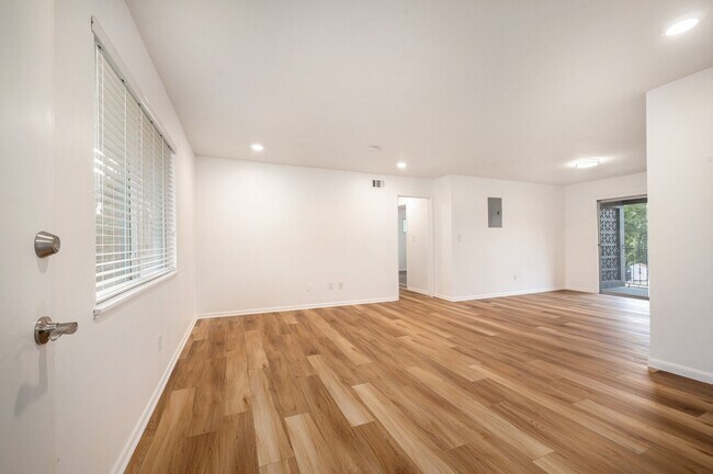 Building Photo - SPECIAL LIMITED TIME!!! 2 BEDROOM-1 BATH S...