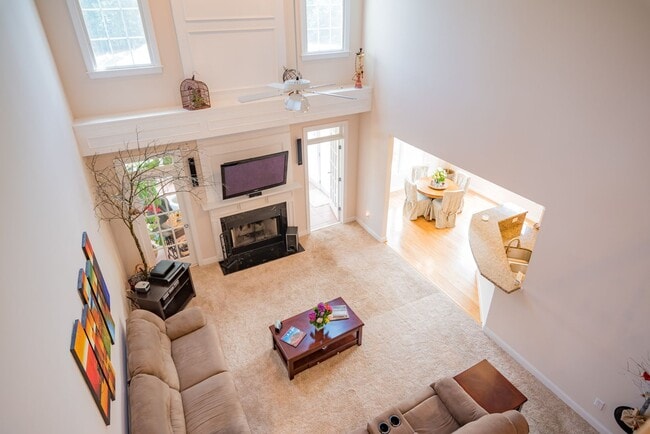 Building Photo - Gorgeous and Spacious 4 Bedroom home, Golf Course Views, Premium Finishes, Pet Friendly!