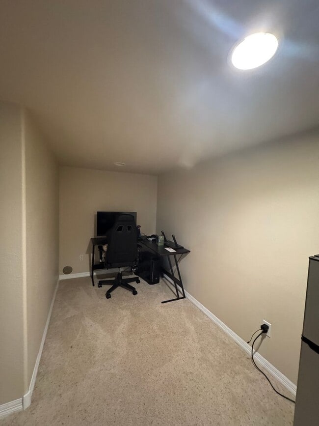 Building Photo - Beautiful 5 Bedroom home in Wellington