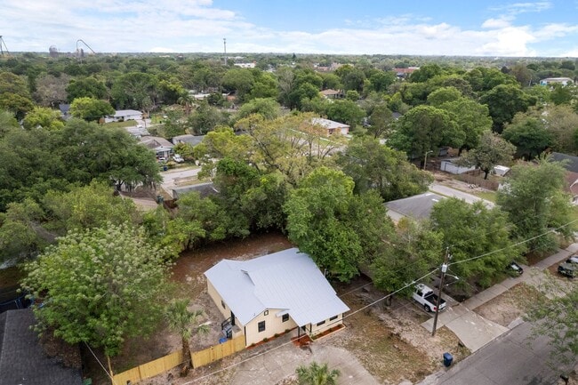 Building Photo - Very large 4bdrm/2bath House, Ready End of February