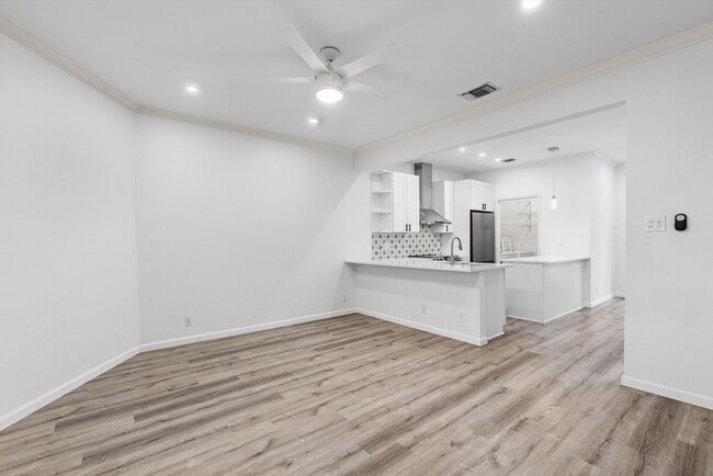 Building Photo - 1307 Kinney Ave