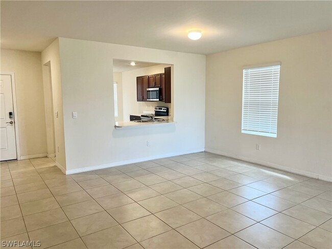 Building Photo - 1009 NE 11th St