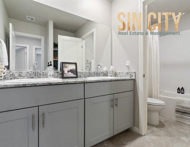 Building Photo - "Spacious 4-Bedroom Oasis with 2.5 Baths i...