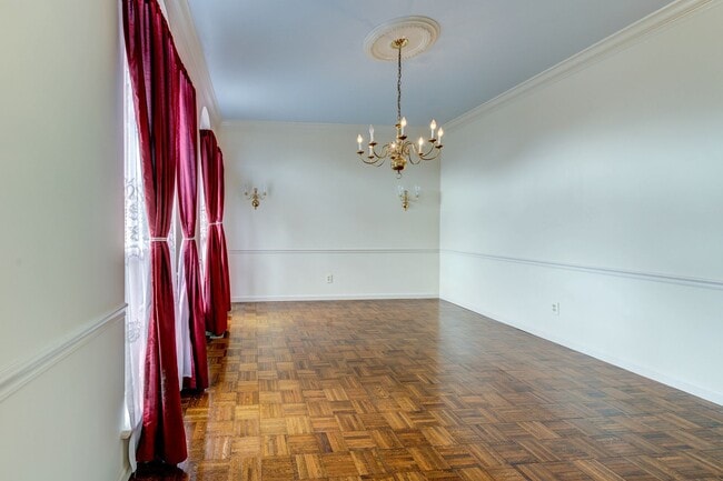 Building Photo - Spacious Parkway South Home with Walk-Out Basement & Large Backyard