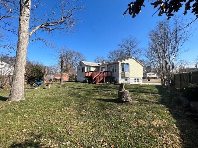 Building Photo - Split level 4-bedroom 3-bathroom home