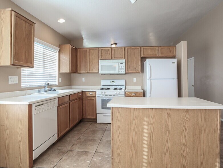 Building Photo - 5516 Cloudy Glen St